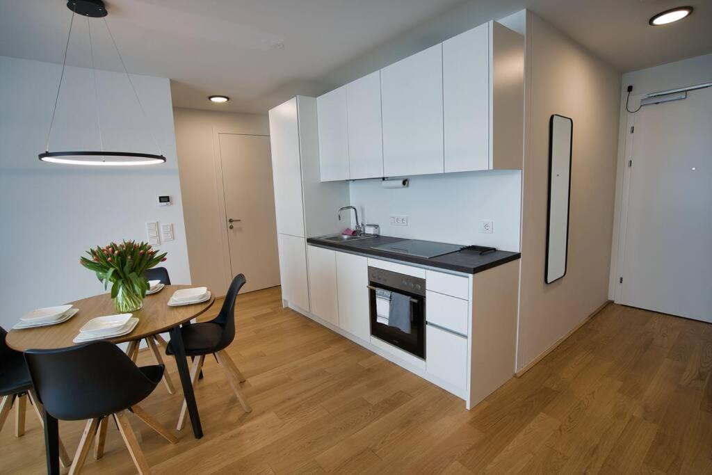 Modern Apartment Near Stadtpark Vienna Exterior photo